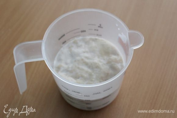 Дрожжи развести в теплом молоке, добавить немного сахара оставить на 10-20 минут. Дрожжи должны подняться «шапочкой».