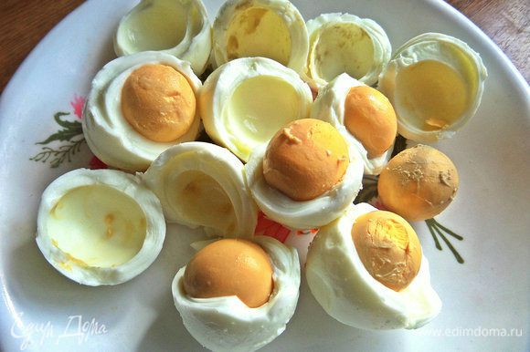 После охлаждения яйца чистим, отделяем желтки от белков... Белки съедаем или используем в салат.