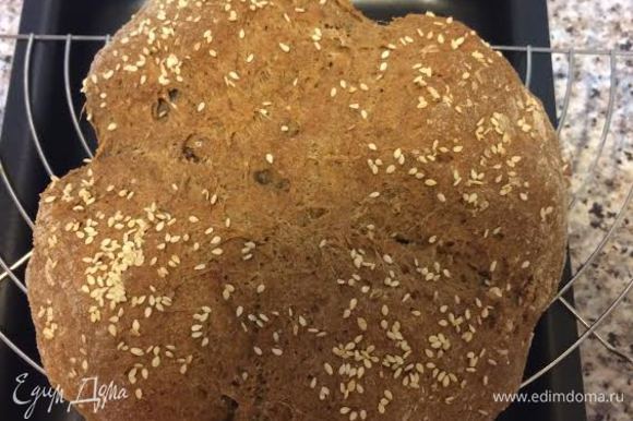 Готовый хлеб достать из формы и остудить на решетке.
