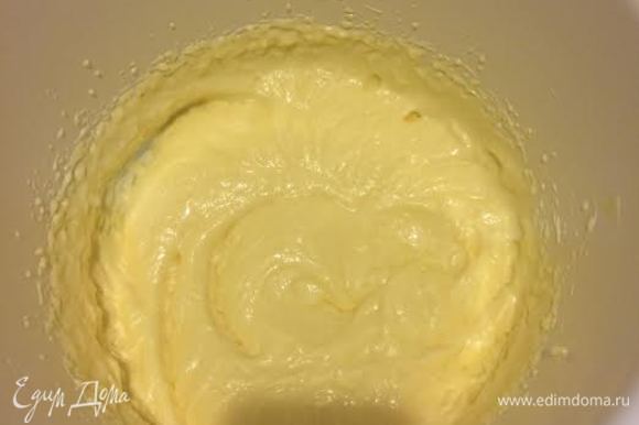 Крем и масло у вас должны быть одной температуры. Масло взбить и начать добавлять крем по 1 ст. л.