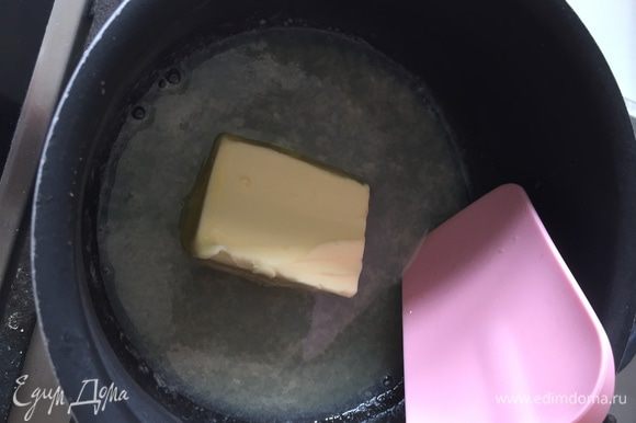 В теплом молочном сиропе распускаем сливочное масло.