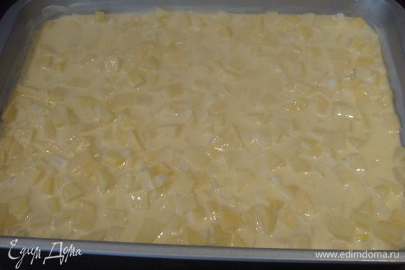 Форму смазать маслом, переложить картофель в форму. Выпекать 30 минут в заранее разогретой духовке до 200°С.