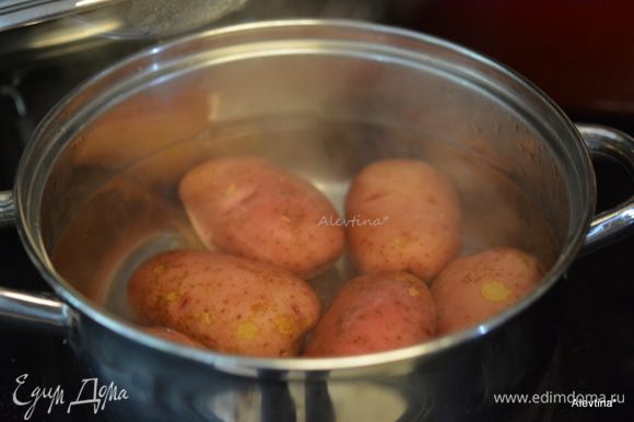 Картофель красный небольшой отварить в подсоленной воде, не переварить. Духовку разогреть до 225°C или гриль.