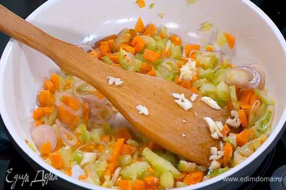 К моркови с сельдереем добавить лук и чеснок, посолить, перемешать и слегка обжарить на медленном огне.
