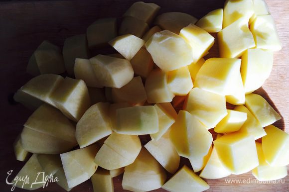 Затем добавить порезанный картофель, так как мы блюдо тушим, картофель разрезаем крупно.