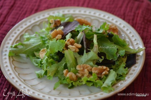 На тарелки разложить салатную смесь из свежих листьев салата. Орехи можно подсушить. Ягоды помыть, добавить в тарелки.