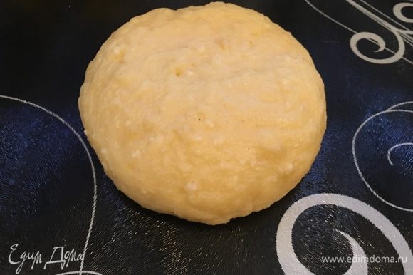 Перекладываем сыр на ровную поверхность (осторожно! масса горячая!) и формируем из нее головку сыра.