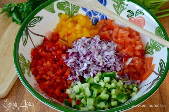 В миску сложить все нарезанные кубиками овощи — перцы, огурец, лук, и помидоры...