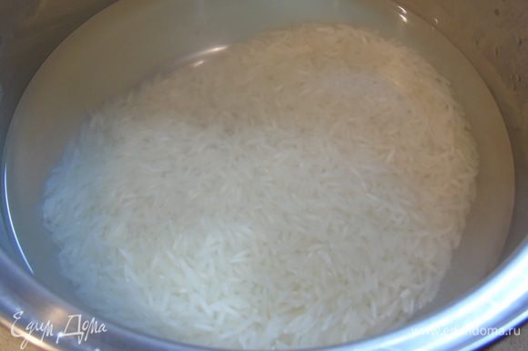 Рис заливаем горячей водой и оставляем на 4 часа.