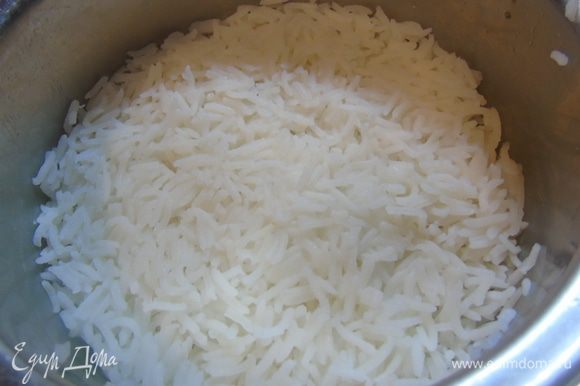 Через 4 часа рис полностью впитает в себя воду.
