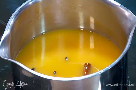 Апельсиновый сок влить в маленькую кастрюлю, добавить лимонную цедру, корицу, бадьян, гвоздику и все прогреть.