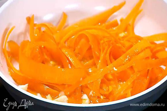 Разогреть в сковороде оливковое масло, выложить морковь и чеснок, добавить мед, посолить, влить лимонный сок, уксус, перемешать и немного прогреть, так чтобы морковь была не вареной, а хрустящей.