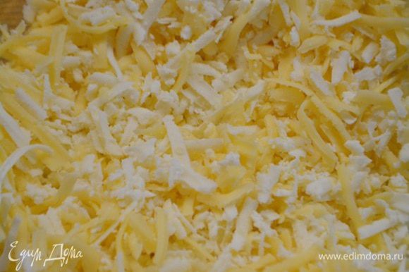 Твердый сыр и сулугуни потереть на крупной терке.