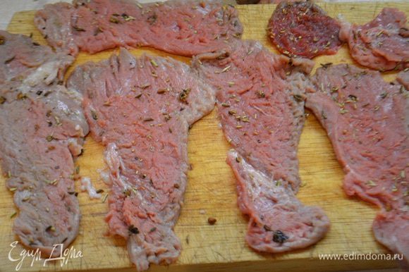Этой смесью натереть мясо. Я каждый кусочек разрезала еще на половину в длину.