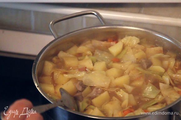 Минут через 7–10 попробуйте картофель и мясо на готовность. Убедившись, что рагу достаточно подсолено и приготовлено, выключайте плиту и дайте овощному рагу немного настояться.