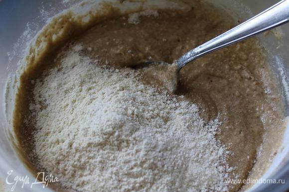 Выливаем тесто из блендера в емкость для смешивания и добавляем кукурузную муку.