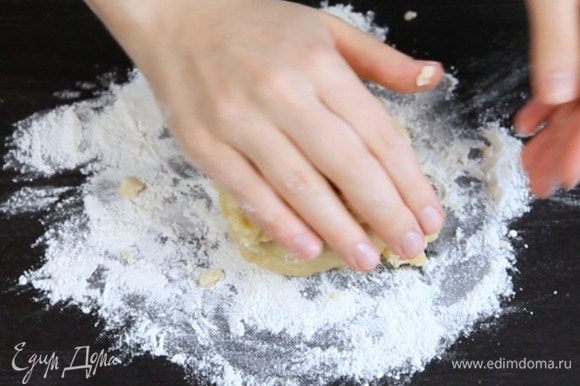 Скатать тесто в шар, завернуть в пленку и убрать на 30 минут в холодильник.