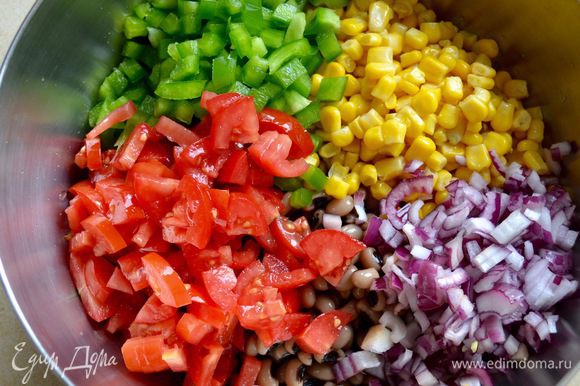 Добавить в миску все остальные овощи, измельченную зелень кинзы и аккуратно перемешать.