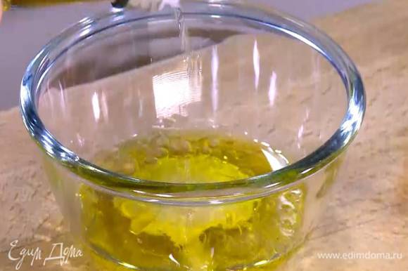 Приготовить заправку: горчицу соединить с уксусом, влить оливковое масло Extra Virgin, посолить, поперчить и перемешать.