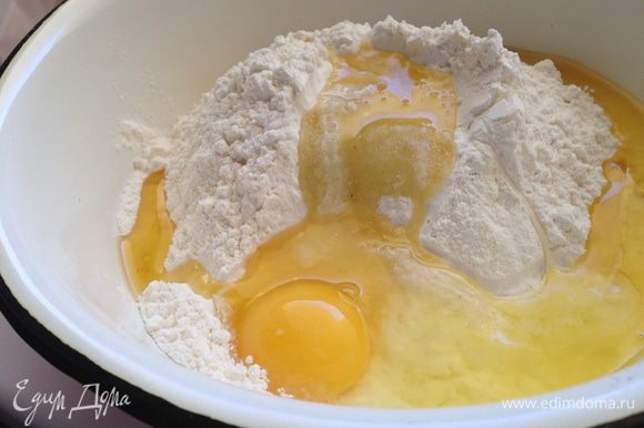 В просеянную муку добавить соль, яйцо, оливковое масло.