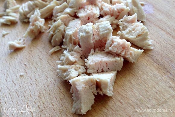 Для начинки нарезать мелко отварное куриное филе (или любое другое мясо).