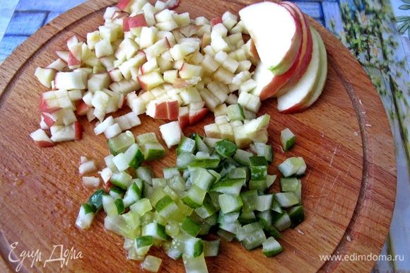 Яблоки очистить, вынуть сердцевинки. Вареный картофель, консервированные огурцы, яблоки нарезать мелкими кубиками.