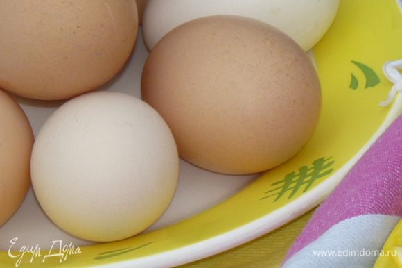 Параллельно сварить вкрутую яйца и остудить.