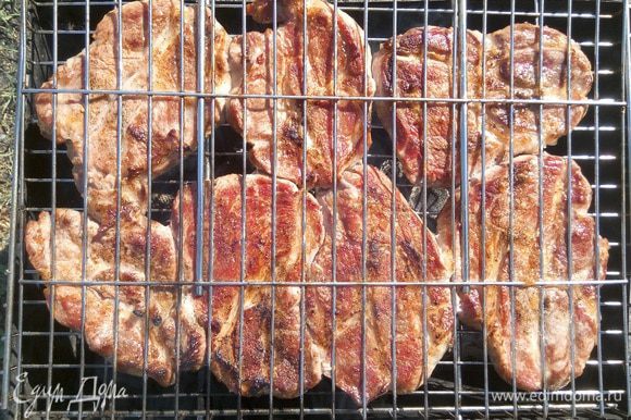 Через 20 минут мясо готово! (Время приготовления может отличаться в зависимости от интенсивности жара — на остывающих углях готовка идет медленнее).