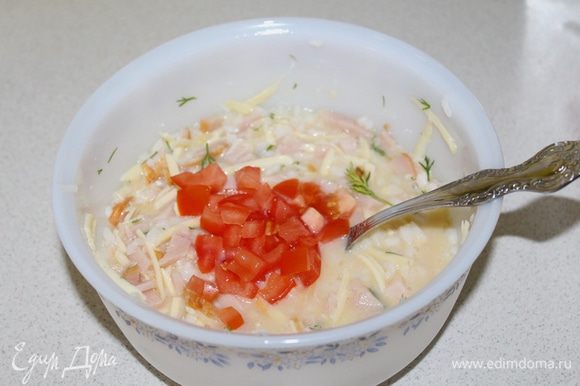 Нарезанный помидор, перемешиваем, не солим, грудка и сыр уже соленые.
