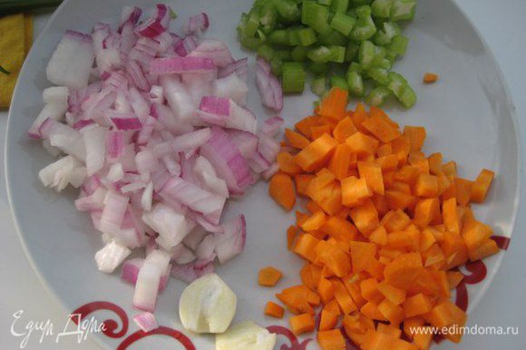 Овощи мелко нарезать, чеснок разрезать пополам.