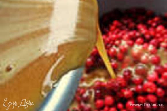Заливаем медом, смешиваем. Подробный рецепт здесь: http://www.edimdoma.ru/retsepty/76504-brusnika-v-medu