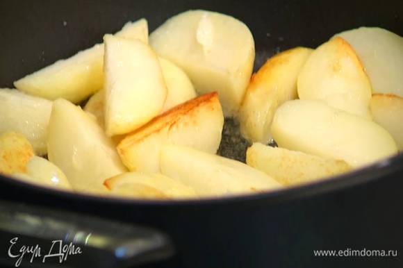 В глубокой сковороде разогреть оливковое масло и обжарить картофель до золотистой корочки.