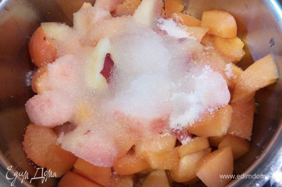 Займемся курдом. Персики бланшировать в кипящей 3 мин, снять кожицу и мелко нарезать. В ковшике соединить персики со 100 г сахара и 3 ст л воды, довести до кипения и поварить минут 10 или до мягкости.