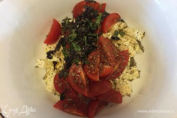 Три кусочка сулугуни, помидоры и фиолетовый базилик нарезать. Посыпать солью, сушеным базиликом, полить оливковым маслом и аккуратно перемешать.