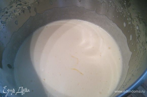Взбиваем яйца с 4 ст. л. горячей воды в пышную пену, постепенно добавляя сахар, смешанный с ванильным сахаром.