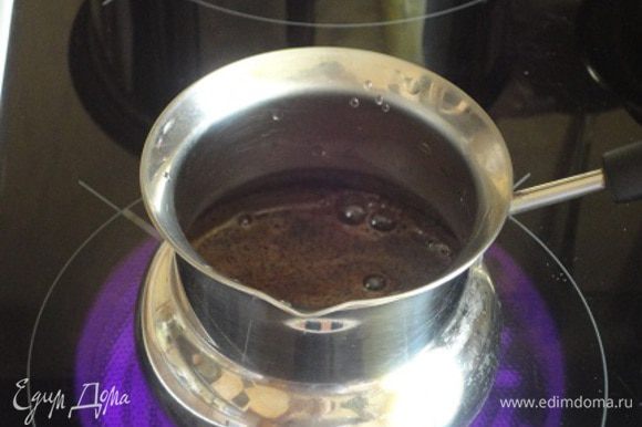 Начинаем с варки кофе. Я готовлю в турке из 100 мл воды и 2 чайных ложек свежемолотого кофе. Готовый кофе остывает в турке, настаиваясь. Включаем духовку для разогрева до 180°C.