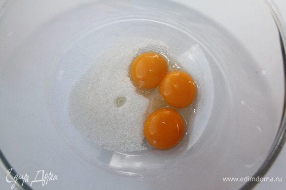 Яйца разделить на белки и желтки, желтки соединить с сахаром.
