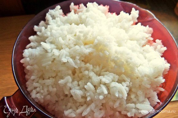 Рис отвариваем заранее, нужна только 1 порция риса. Рис я варила тоже в мультиварке.