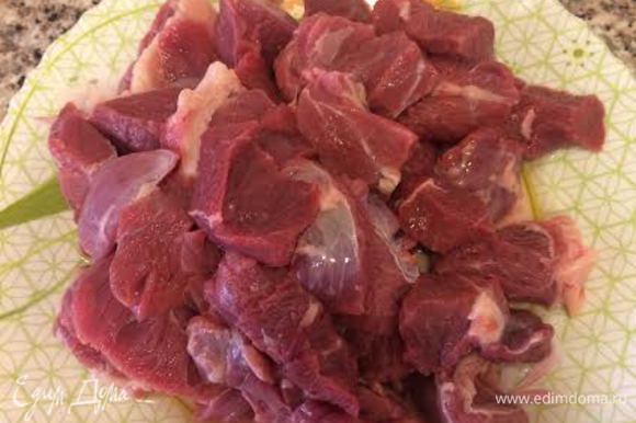 Мясо залить водой, добавить лавровый лист и варить до готовности.