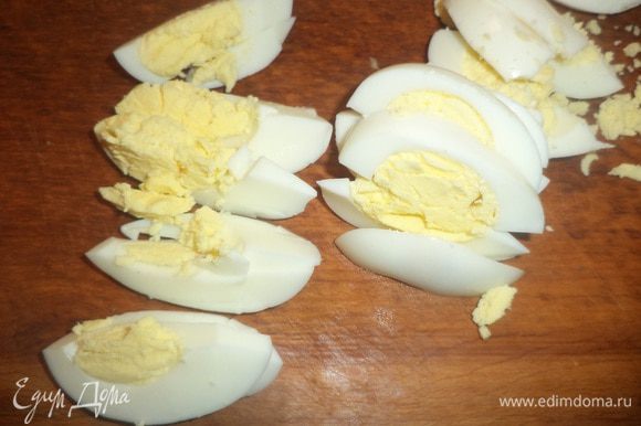 Яйца сварить вкрутую, очистить и нарезать дольками. Яблоки очистить, нарезать соломкой, сбрызнуть лимонным соком.