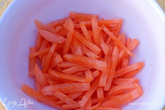 Морковь нарезать соломкой и припустить на растительном масле. Добавить к сельдерею. Посолить. Проварить 5 мин.