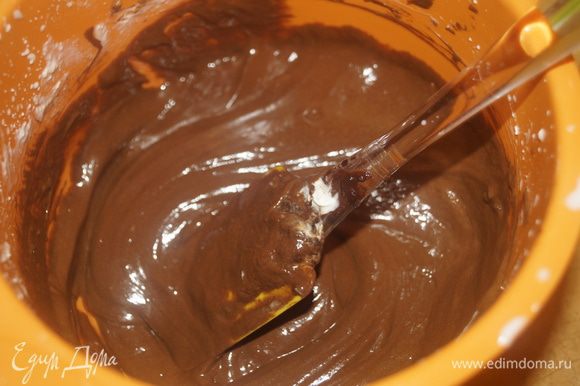 180 г сливок взбить в пышную пену (но очень аккуратно, чтобы сливки не превратились в масло). Отложить 2 ст. л. в отдельную чашу, а остальные смешать с растопленным шоколадом. 2 ст. л. сливок смешать с остывшим желатином (до 30°C) и добавить к основной массе шоколадного мусса.