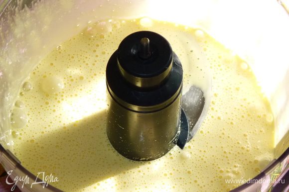 Яйца взбить с сахаром и щепоткой соли до посветления массы.