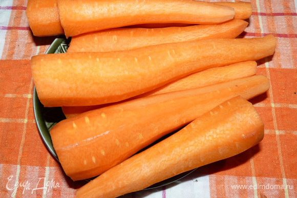 Морковь очистить, измельчить, немного обжарить со сливками на медленном огне под крышкой.