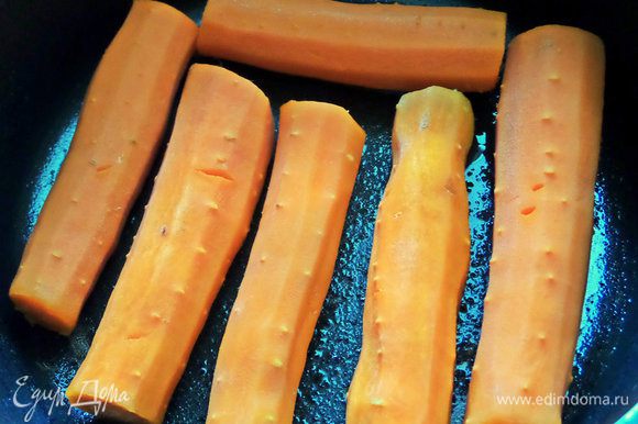 Морковь для удобства разрезать пополам, сварить. Слить воду.