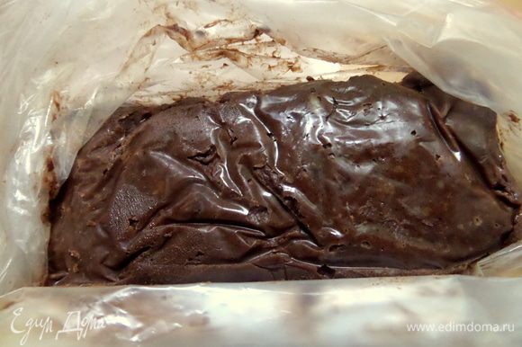 Переложить шоколадную массу в плотный пакет и поместить в холодильник, чтобы она схватилась. Можно на данном этапе закончить рецепт, уже вкусно!