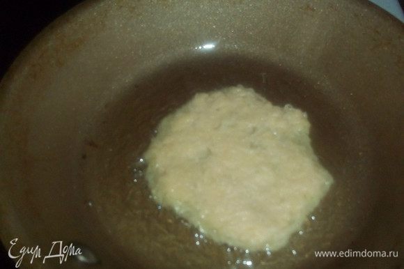 На разогретую сковороду наливаем масло раст. и выкладываем ложкой подготовленную картофельную массу.