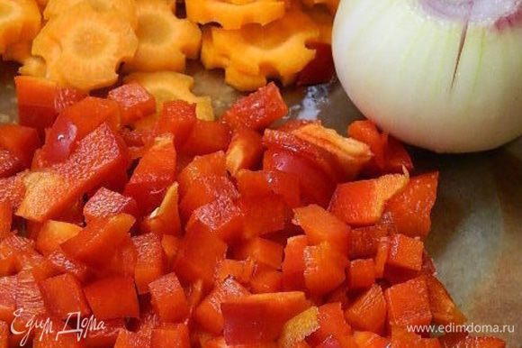 Морковь нарезать колечками, болгарский перец — кубиками. Лук почистить и надрезать крестообразно.