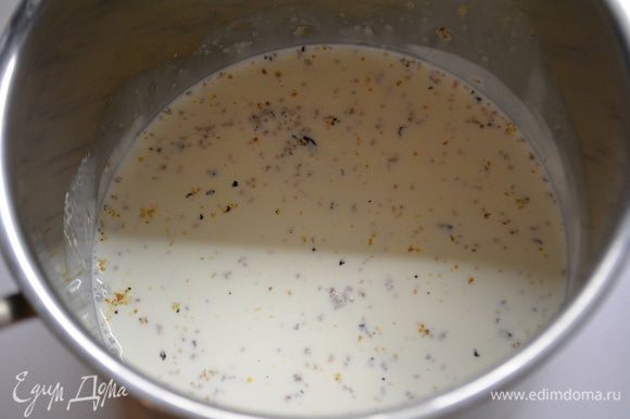 В сотейник влить 150 г сливок и молоко, добавить боб тонка. Нагреть и ввести желтковую массу. Довести до 82-84°С и ввести желатин.