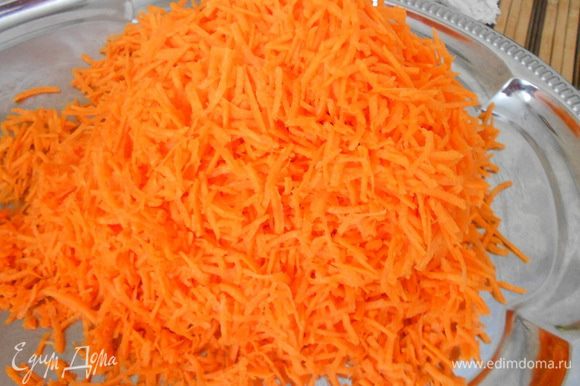 Очищенную морковь положить в измельчитель (комбайн) и измельчить (насадка терка). Что получилось — см. фото.